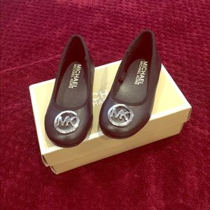 Kids Michael Kors black flats/8T